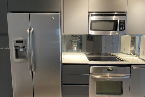 Condo in Miami, Florida, 1 bedroom  № 2025324 - photo 4