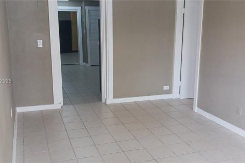 Снять в аренду виллу или дом в Майами, Флорида 2 спальни, 373.1м2, № 2241427 - фото 20