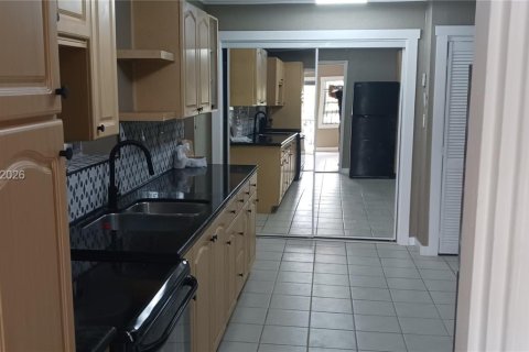Снять в аренду виллу или дом в Майами, Флорида 2 спальни, 373.1м2, № 2241427 - фото 13