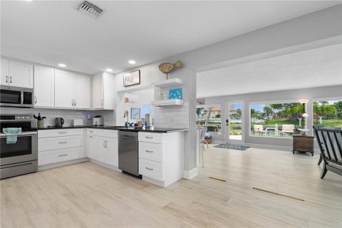 Villa ou maison à vendre à Punta Gorda, Floride: 3 chambres, 230.4 m2 № 2409991 - photo 7