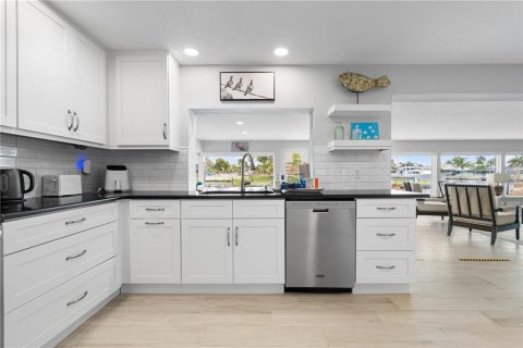 Villa ou maison à vendre à Punta Gorda, Floride: 3 chambres, 230.4 m2 № 2409991 - photo 8
