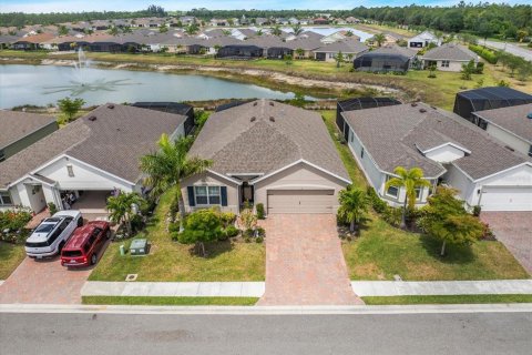 House in North Fort Myers, Florida 4 bedrooms, 169.83 sq.m. № 1725341 - photo 1