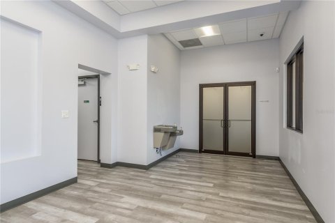 Propiedad comercial en alquiler en Lakeland, Florida, 1125.98 m2 № 1297680 - foto 6