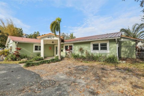Casa en venta en Tampa, Florida, 5 dormitorios, 261.15 m2 № 1520862 - foto 6