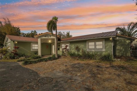 Casa en venta en Tampa, Florida, 5 dormitorios, 261.15 m2 № 1520862 - foto 2