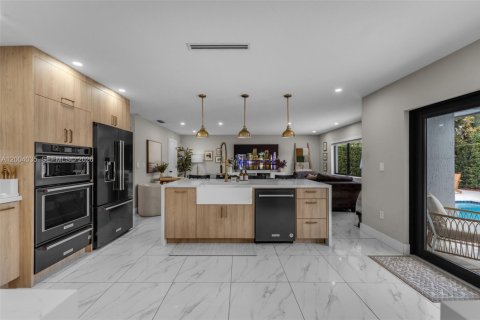 House in Miami, Florida 4 bedrooms № 2068290