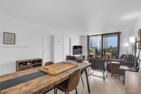 Condominio en alquiler en Hallandale Beach, Florida, 2 dormitorios, 96.62 m2 № 2075068 - foto 8