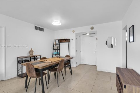 Condominio en alquiler en Hallandale Beach, Florida, 2 dormitorios, 96.62 m2 № 2075068 - foto 7