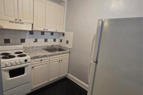 House in Miami, Florida 1 bedroom, 57.13 sq.m. № 2025140 - photo 3