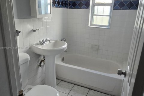 House in Miami, Florida 1 bedroom, 57.13 sq.m. № 2025140 - photo 6