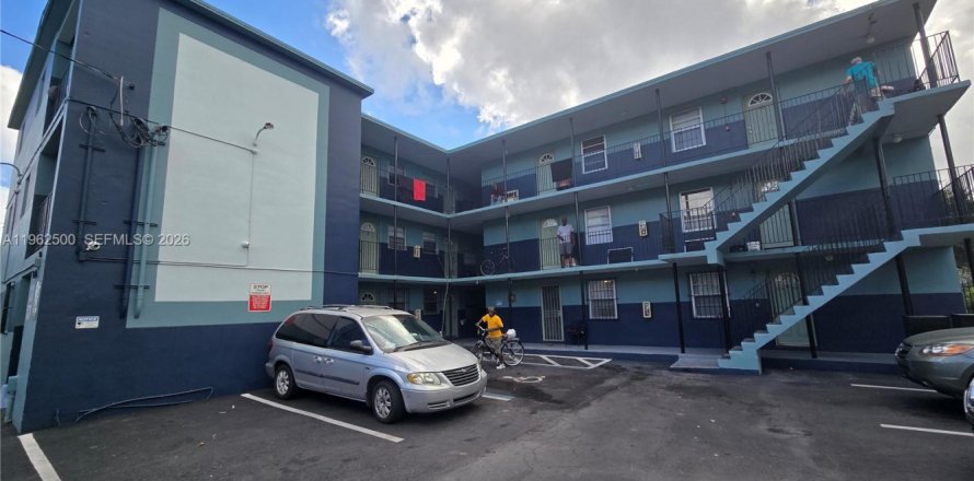 House in Miami, Florida 1 bedroom, 57.13 sq.m. № 2025140