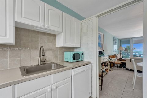 Condominio en venta en Deerfield Beach, Florida, 1 dormitorio, 83.61 m2 № 1863455 - foto 10