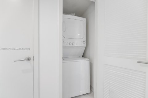 Снять в аренду кондоминиум в Майами, Флорида 2 спальни, 84.54м2, № 1924436 - фото 17