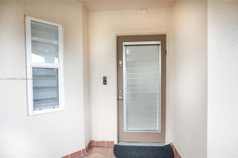 Copropriété à vendre à Coconut Creek, Floride: 2 chambres, 113.81 m2 № 1945779 - photo 1