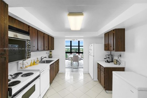Condo in Hallandale Beach, Florida, 2 bedrooms № 1955688 - photo 26