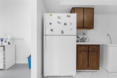 Condo in Hallandale Beach, Florida, 2 bedrooms № 1955688 - photo 25