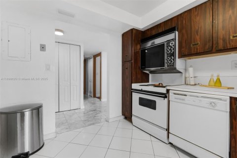 Condo in Hallandale Beach, Florida, 2 bedrooms № 1955688 - photo 24
