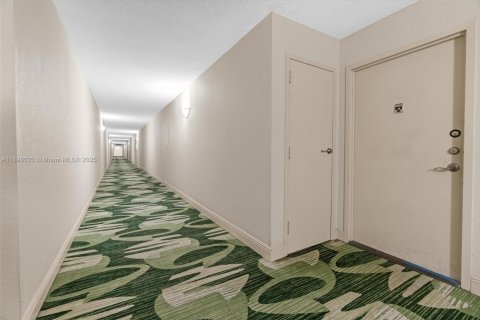 Condo in Hallandale Beach, Florida, 2 bedrooms № 1955688 - photo 29