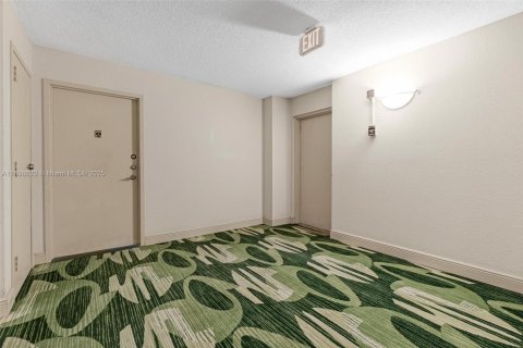 Condo in Hallandale Beach, Florida, 2 bedrooms № 1955688 - photo 30