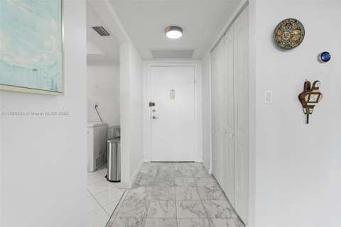 Condo in Hallandale Beach, Florida, 2 bedrooms № 1955688 - photo 27