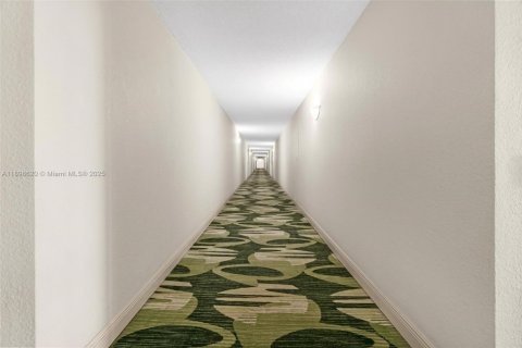 Condo in Hallandale Beach, Florida, 2 bedrooms № 1955688 - photo 28