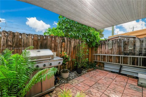 Condominio en venta en Hialeah, Florida, 2 dormitorios, 78.78 m2 № 1971464 - foto 10