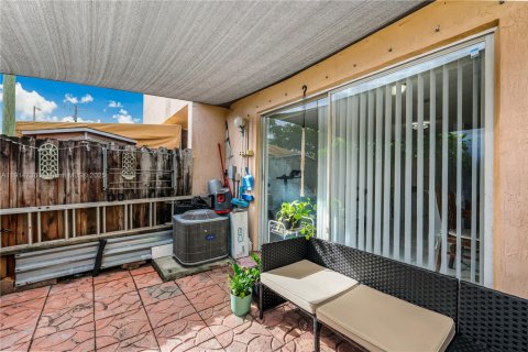 Condominio en venta en Hialeah, Florida, 2 dormitorios, 78.78 m2 № 1971464 - foto 13