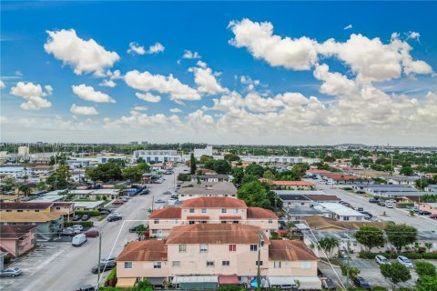 Condominio en venta en Hialeah, Florida, 2 dormitorios, 78.78 m2 № 1971464 - foto 26