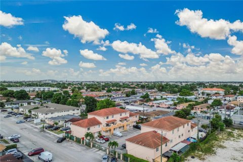 Condominio en venta en Hialeah, Florida, 2 dormitorios, 78.78 m2 № 1971464 - foto 25