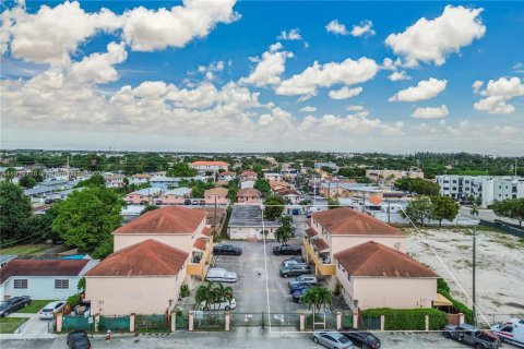 Condominio en venta en Hialeah, Florida, 2 dormitorios, 78.78 m2 № 1971464 - foto 24