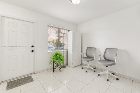 Condominio en venta en Hialeah, Florida, 2 dormitorios, 78.78 m2 № 1971464 - foto 4
