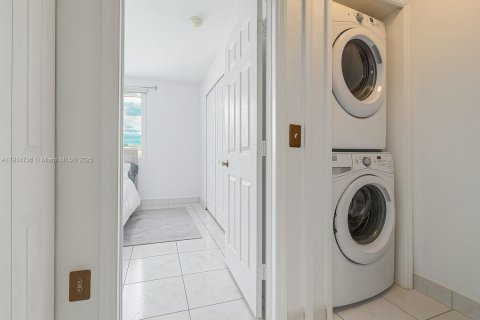 Condominio en venta en Hialeah, Florida, 2 dormitorios, 78.78 m2 № 1971464 - foto 22