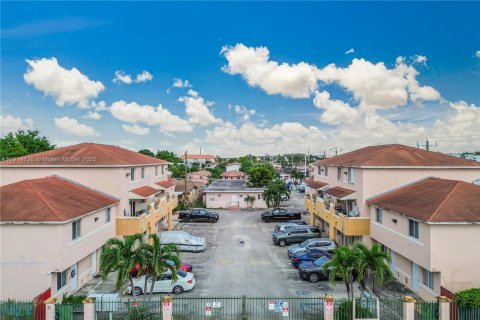 Condominio en venta en Hialeah, Florida, 2 dormitorios, 78.78 m2 № 1971464 - foto 2