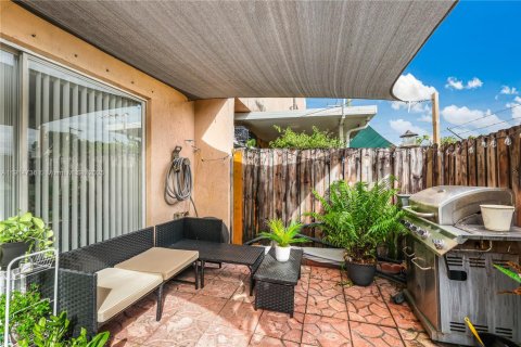 Condominio en venta en Hialeah, Florida, 2 dormitorios, 78.78 m2 № 1971464 - foto 12