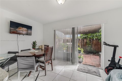 Condominio en venta en Hialeah, Florida, 2 dormitorios, 78.78 m2 № 1971464 - foto 8