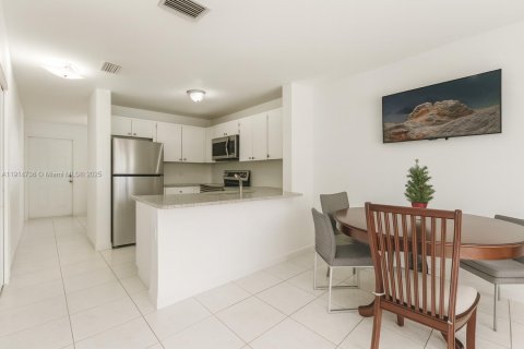 Condominio en venta en Hialeah, Florida, 2 dormitorios, 78.78 m2 № 1971464 - foto 7