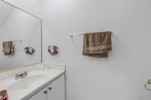 Condominio en venta en Hialeah, Florida, 2 dormitorios, 78.78 m2 № 1971464 - foto 14