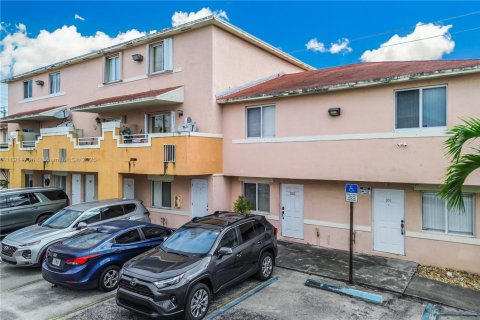 Condominio en venta en Hialeah, Florida, 2 dormitorios, 78.78 m2 № 1971464 - foto 1