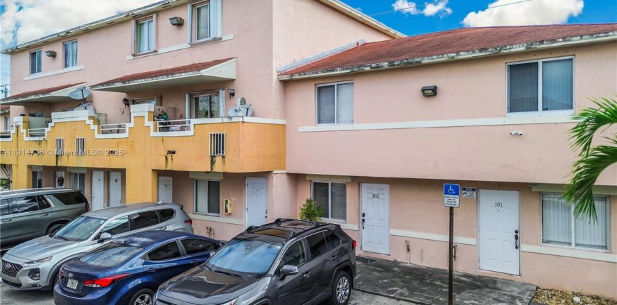 Condominio en Hialeah, Florida, 2 dormitorios  № 1971464