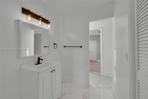 House in Lauderhill, Florida 5 bedrooms, 178.19 sq.m. № 1989720 - photo 13