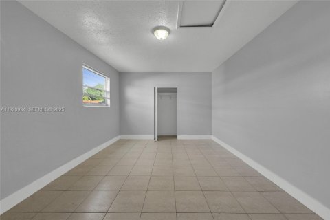 House in Lauderhill, Florida 5 bedrooms, 178.19 sq.m. № 1989720 - photo 11