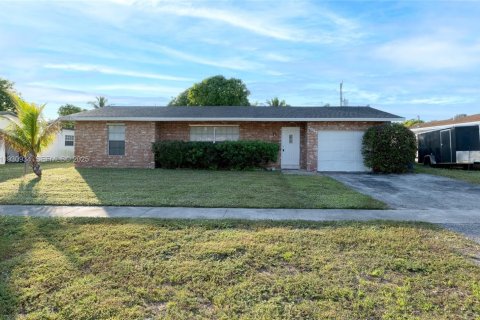 House in Lauderhill, Florida 5 bedrooms, 178.19 sq.m. № 1989720 - photo 1