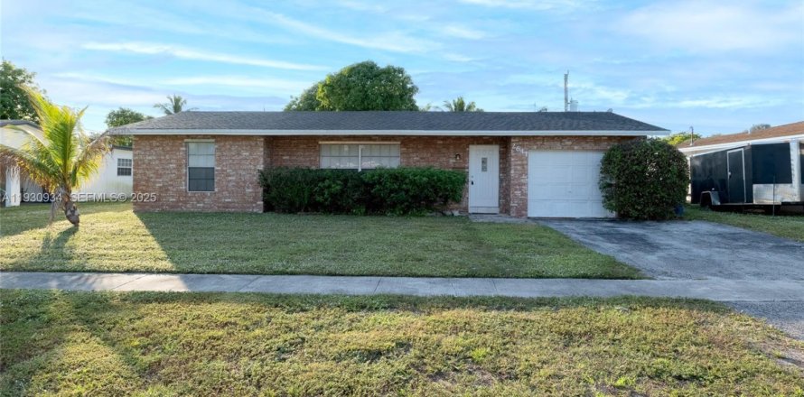 House in Lauderhill, Florida 5 bedrooms, 178.19 sq.m. № 1989720