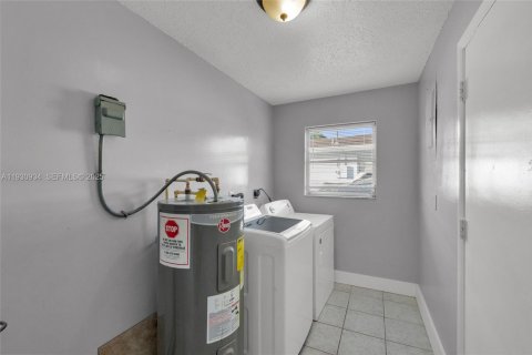 House in Lauderhill, Florida 5 bedrooms, 178.19 sq.m. № 1989720 - photo 15