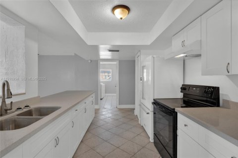 House in Lauderhill, Florida 5 bedrooms, 178.19 sq.m. № 1989720 - photo 8