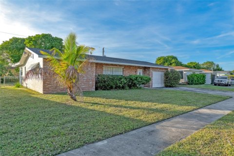 House in Lauderhill, Florida 5 bedrooms, 178.19 sq.m. № 1989720 - photo 19
