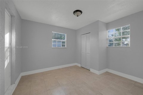 House in Lauderhill, Florida 5 bedrooms, 178.19 sq.m. № 1989720 - photo 12