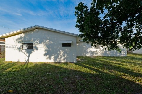 House in Lauderhill, Florida 5 bedrooms, 178.19 sq.m. № 1989720 - photo 16