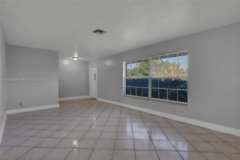 House in Lauderhill, Florida 5 bedrooms, 178.19 sq.m. № 1989720 - photo 3