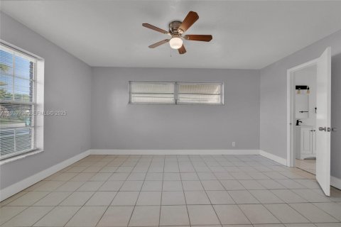 House in Lauderhill, Florida 5 bedrooms, 178.19 sq.m. № 1989720 - photo 9